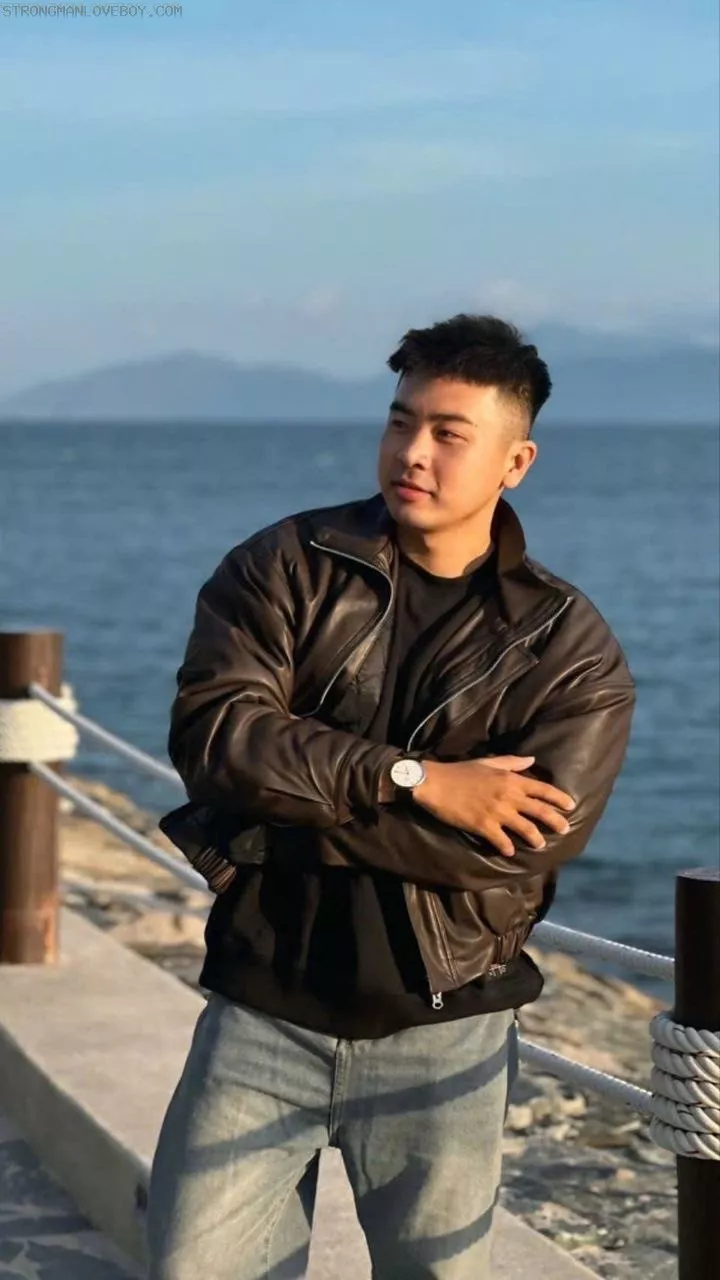 Tân 1998 menly 1m77/68kg Trai vũng tàu Hàng to, mat-xa full top bot