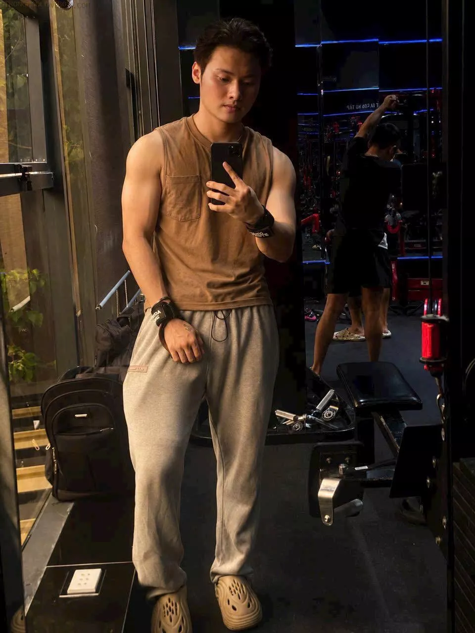 Đăng 2k2 SG 1m73/62 kg H khủng Cent top bot   Gym matxa tốt